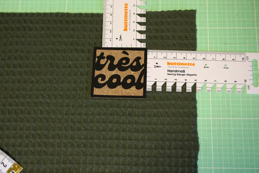 Label auf Stoff platzieren